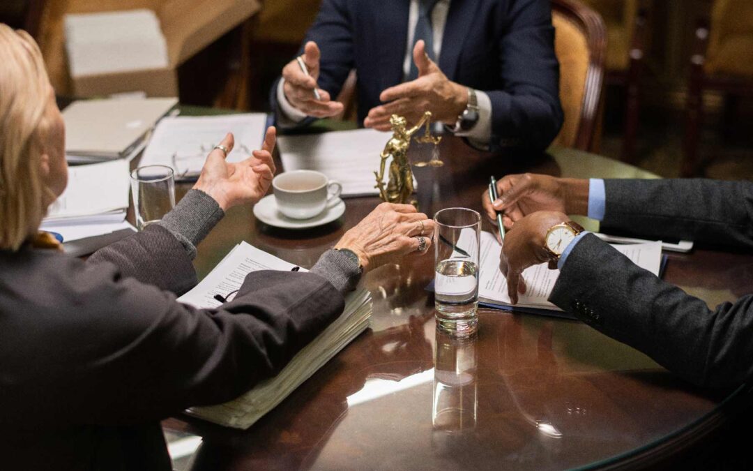 ¿Por qué es mejor contar con un grupo de abogados o firma de abogados que con un abogado individual?